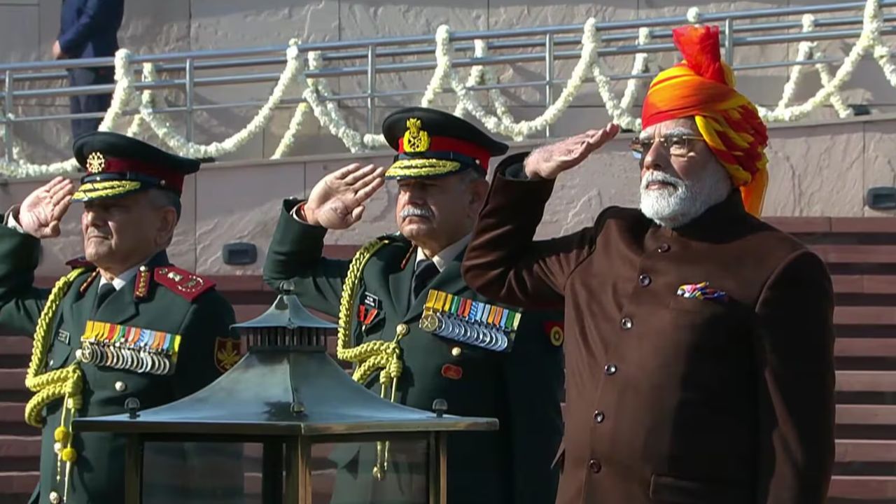 यंदा 2025 च्या प्रजासत्ताक दिन सोहळ्यासाठी पंतप्रधान मोदींनी केशरी आणि लाल रंगाची पगडी (साफा) परिधान केली आहे. ही तपकिरी रंगाच्या बंधगळा कोट आणि क्रीम रंगाच्या चुरिदार कुर्ता सेटसोबत जुळत आहे. 