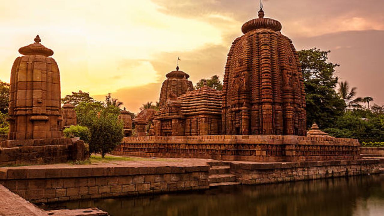 ओडिशामधील कोणार्क मंदिर, पुरी समुद्रकिनारा, आणि भुवनेश्वरमधील ऐतिहासिक स्थळं तुम्हाला मंत्रमुग्ध करतील