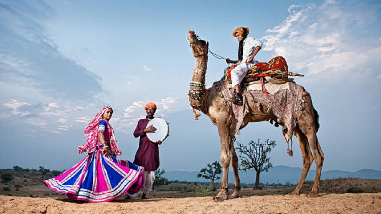 राजस्थानातील जयपूर, उदयपूर, जोधपूर, आणि जैसलमेरमधील किल्ले, महाल, आणि हवेल्या तुम्हाला इतिहासाची आणि राजेशाही संस्कृतीची झलक दाखवतील