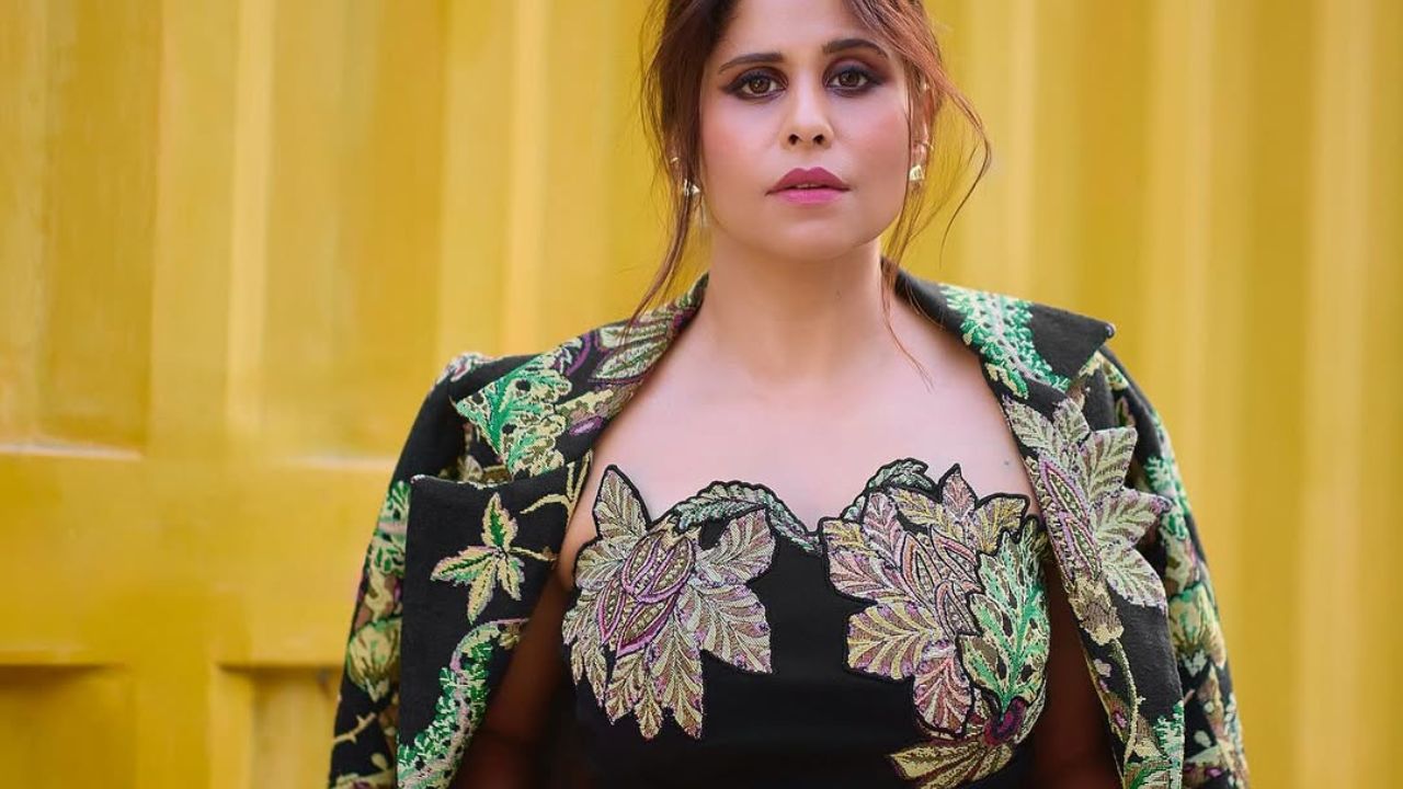 सईने यासह खांद्यावर लाँग जॅकेट घेतले आहे जे संपूर्ण प्रिंटेड असून यावर हिरव्या, निळ्या आणि गोल्डन रंगाच्या प्रिंटची फुलं आहेत आणि तिचा हा लुक या जॅकेटमुळे अधिक क्लासी दिसून येतोय 