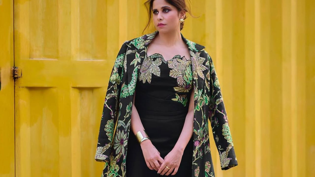 सईने यासह गोल्डन जाडसर ब्रेसलेट, गोल्डन कानातले आणि त्यासह तिने चापाचे लहान कानातले वर घातले असून बोटात गोल्डन अंगठी घालत यावर Accessories कॅरी केल्या आहेत आणि परफेक्ट स्टाईल केलीये 