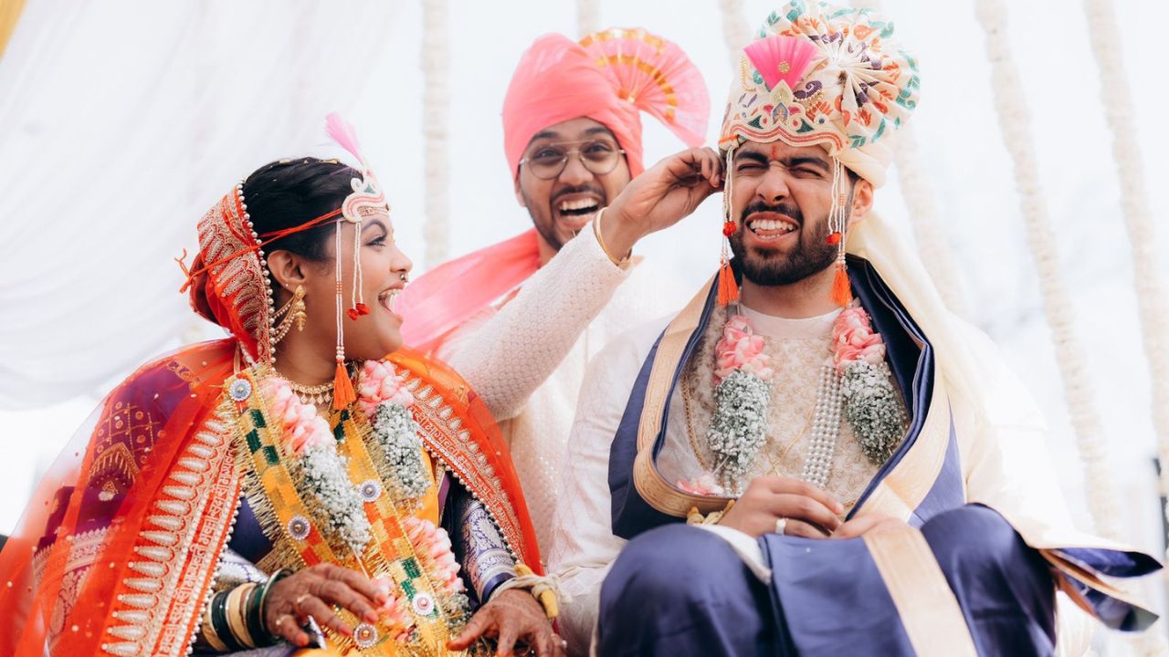 तेजश्री आणि रोहनने शेअर केलेल्या फोटोंवर चाहत्यांकडून लाईक्स आणि कमेंट्सचा वर्षाव केला जात आहे. त्याशिवाय, प्रवीण तरडेच्या 'बलोच' चित्रपटातून अभिनेत्री तेजश्री जाधव  प्रकाशझोतात आलेली होती. खरंतर, तेजश्री जाधवने सोनाक्षी सिन्हाची मुख्य भूमिका असलेल्या ‘अकिरा’चित्रपटातून बॉलिवूडमध्ये पदार्पण केलं होतं.
