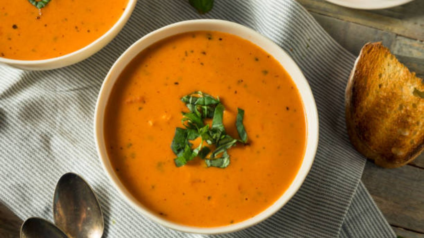 घरच्या घरी बनवा रेस्टोरेंट स्टाईल चविष्ट टोमॅटो सूप