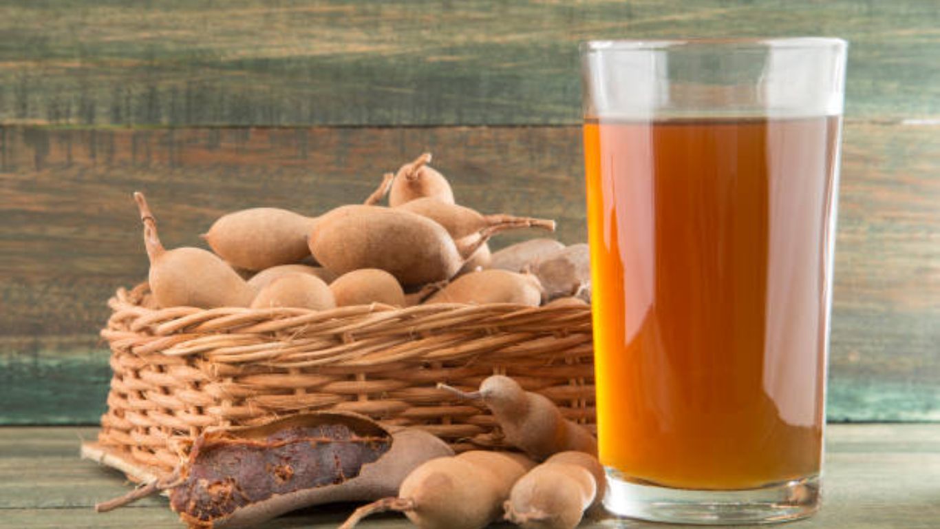 चिंच खाल्यामुळे पचनक्रिया सुधारण्यास मदत होते. यामध्ये असलेल्या  टार्टेरिक ऍसिडमुळे जेवलेले अन्नपदार्थ सहज पचतात. बद्धकोष्ठता, ऍसिडिटीच्या समस्येपासून आराम मिळवण्यासाठी चिंचेच्या सरबताचे सेवन करावे. 