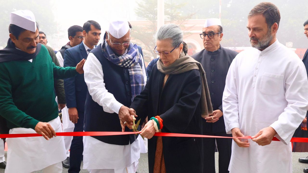 काँग्रेस अध्यक्ष मल्लिकार्जुन खरगे, माजी पक्षाध्यक्ष राहुल गांधी, काँग्रेस सरचिटणीस प्रियांका गांधी वाड्रा आणि के.सी. वेणुगोपाल यांच्यासह इतर वरिष्ठ पक्ष नेते उद्घाटन प्रसंगी उपस्थित होते.