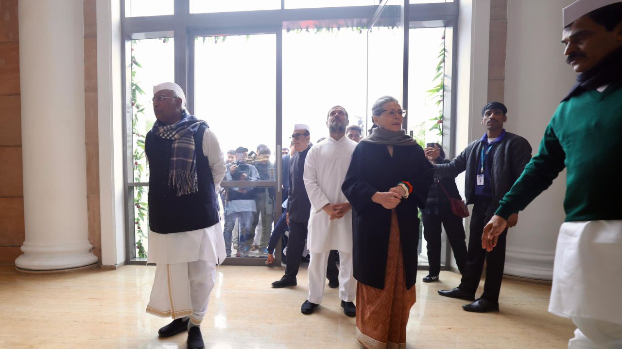  पक्षाच्या नेत्यांनी नवीन मुख्यालयात पक्षाचा ध्वज फडकावला आणि वंदे मातरम आणि राष्ट्रगीत गायले. त्यानंतर सोनिया गांधींनी इमारतीचे उद्घाटन केले आणि खरगे यांना इमारतीच्या प्रवेशद्वारावर रिबन कापून सहभागी होण्यास सांगितले.
