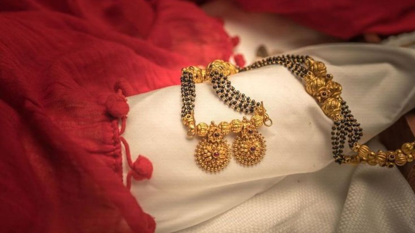 पतिपत्नीचे नाते तीन घटकांच्या आधारावर नेहमीच चालत असते. प्रेमाचे हेच नातं अजूनही बहरण्यासाठी मंगळसूत्राला तीन गाठी बांधल्या जातात. 