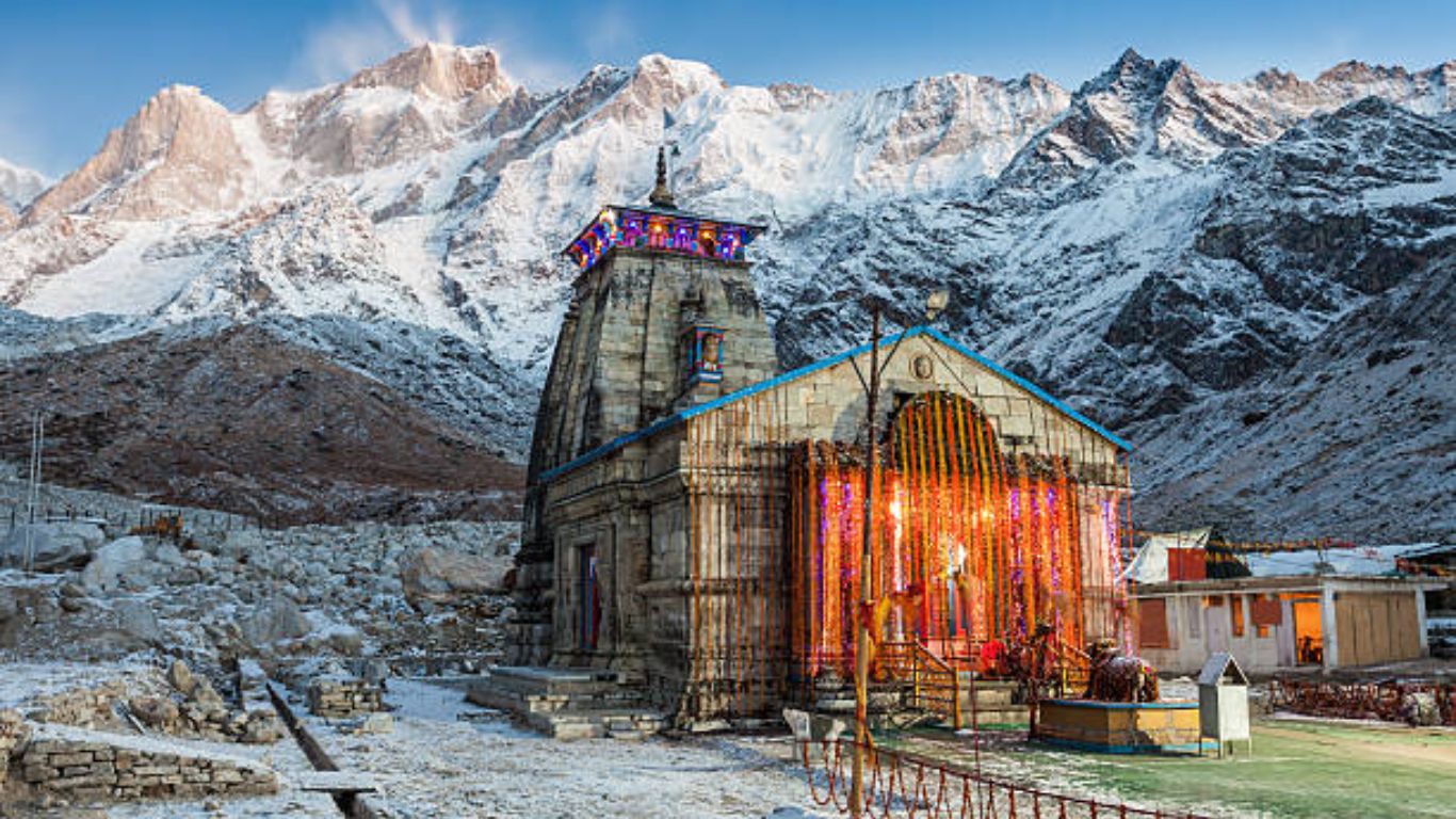 हिमाचलमध्ये १२ ज्योतिर्लिंगांपैकी एक असलेल्या केदारनाथ मंदिराला आवश्यक भेट द्या. हे भगवान शंकराचे मंदिर आहे. केदारनाथ मंदिराला बर्फाच्या पर्वतरांगांनी वेढलेले आहे. 