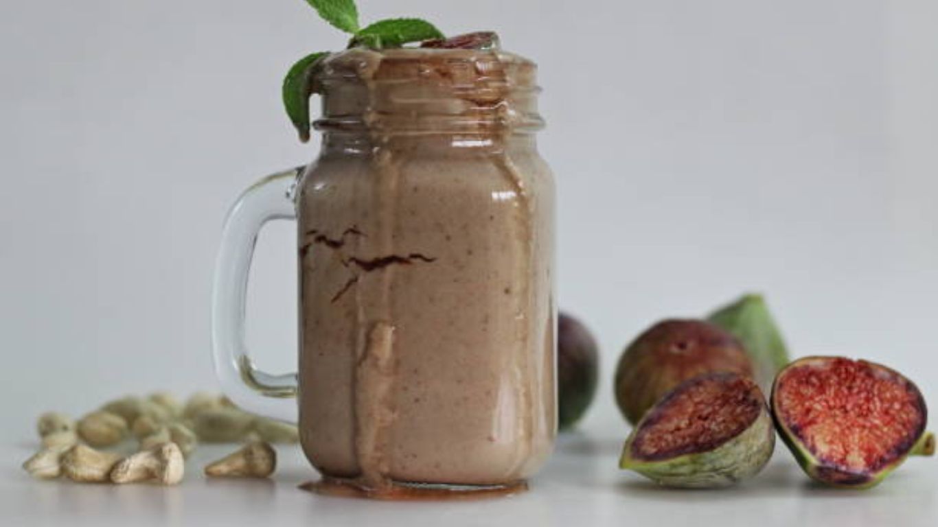 अंजीरमध्ये भरपूर कॅल्शियम आढळून येते. पण आपल्यातील अनेकांना अंजीर खायला आवडत नाही. अशावेळी तुम्ही अंजीर स्मूदी बनवून पिऊ शकता. अंजीर स्मूदी बनवणे अतिशय सोपे आहे.