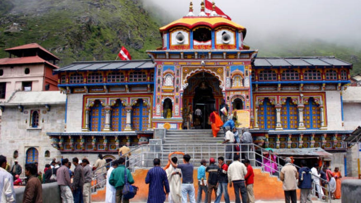 उत्तराखंडमधील  सगळ्यात प्रसिद्ध असलेले एक मंदिर म्हणजे बद्रीनाथ. बद्रीनाथ हे भगवान विष्णूला समर्पित असलेले मंदिर असलेले मंदिर आहे. 