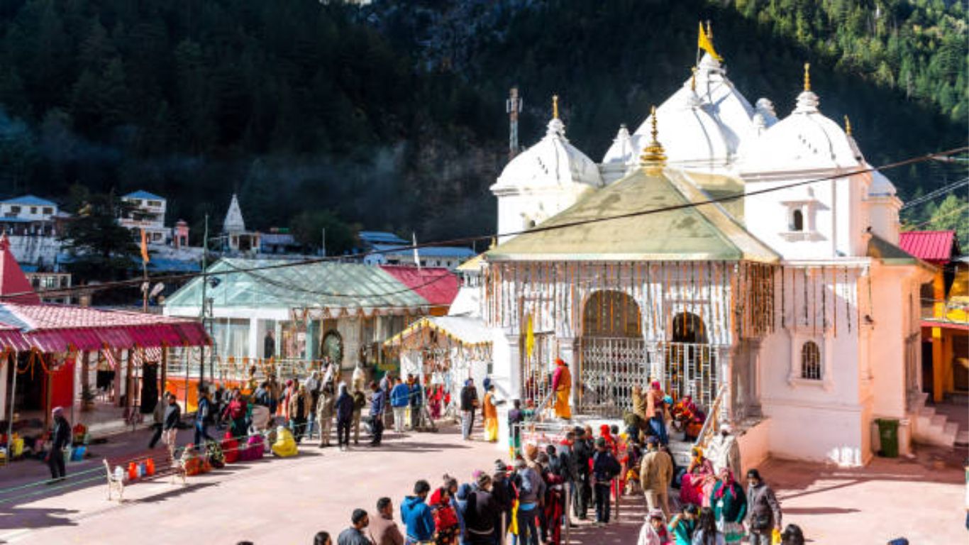 गंगोत्री -यमुनोत्री हे गंगा आणि यमुना नद्यांचे उगमस्थान असून इथे दोन नद्या एकत्र आल्या आहेत. त्यामुळे गंगोत्री आणि यमुनोत्री या नद्यांच्या उगम स्थानाला आवश्यक भेट द्या. 