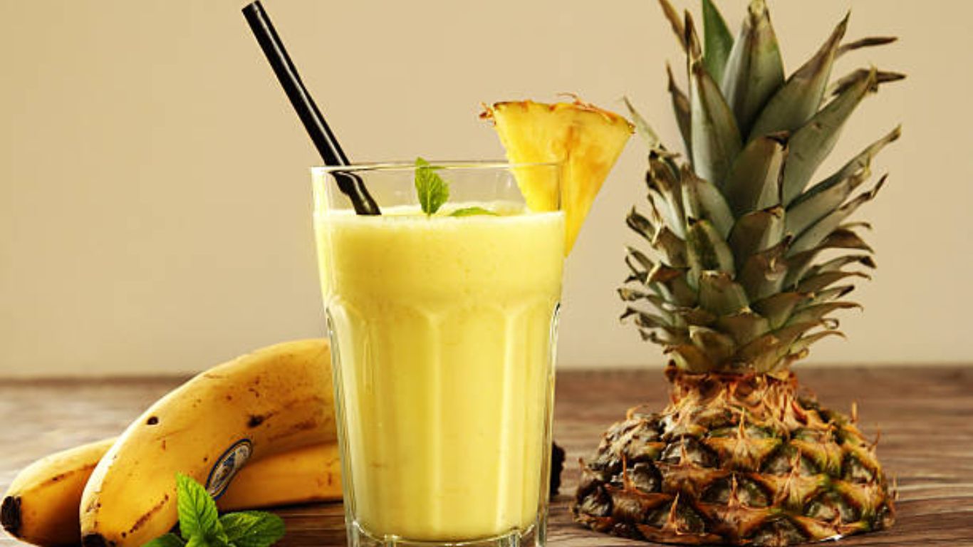 अननस आणि केळ्यांमध्ये भरपूर कॅल्शियम असते. शिवाय यामध्ये ब्रोमेलेन नावाचे एन्झाइम आढळून येतात, ज्यामुळे बिघडलेली पचनक्रिया सुधारण्यास मदत होते.