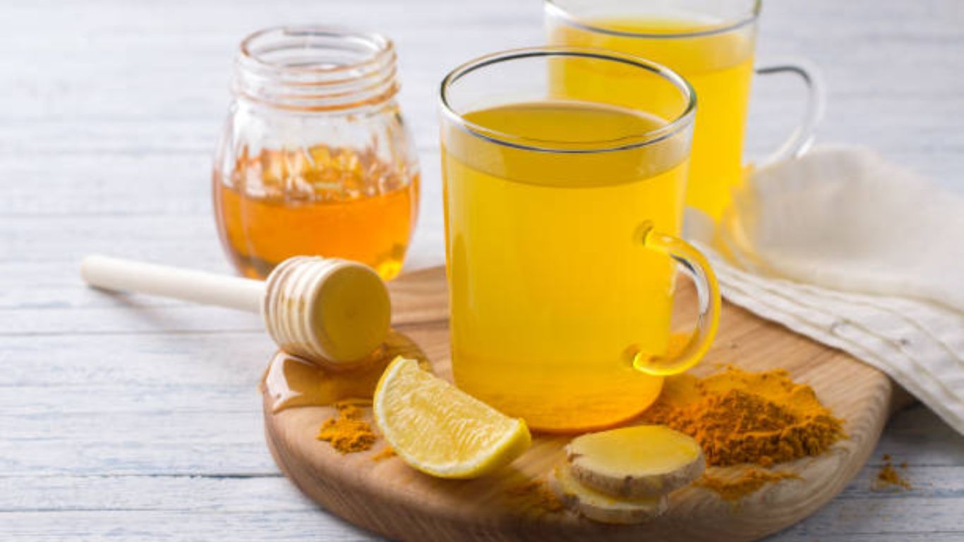 हळदीमध्ये क्युमिन, शक्तिशाली अँटी-इंफ्लेमेटरी आणि अँटीऑक्सिडंट गुणधर्म आढळून येतात. ज्यामुळे शरीरात होणारी जळजळ कमी होऊन आरोग्याला अनेक फायदे होतात.     