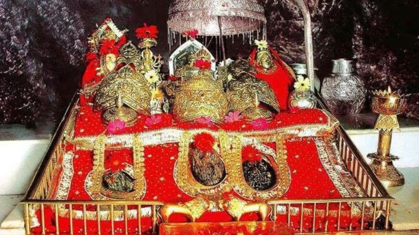 दरवर्षी लाखो पर्यटक वैष्णवी देवी मंदिराला भेट देतात. याशिवाय जम्मू आणि काश्मीरचा निसर्ग पाहण्यासाठी तुम्ही तिथे जाऊ शकता.  