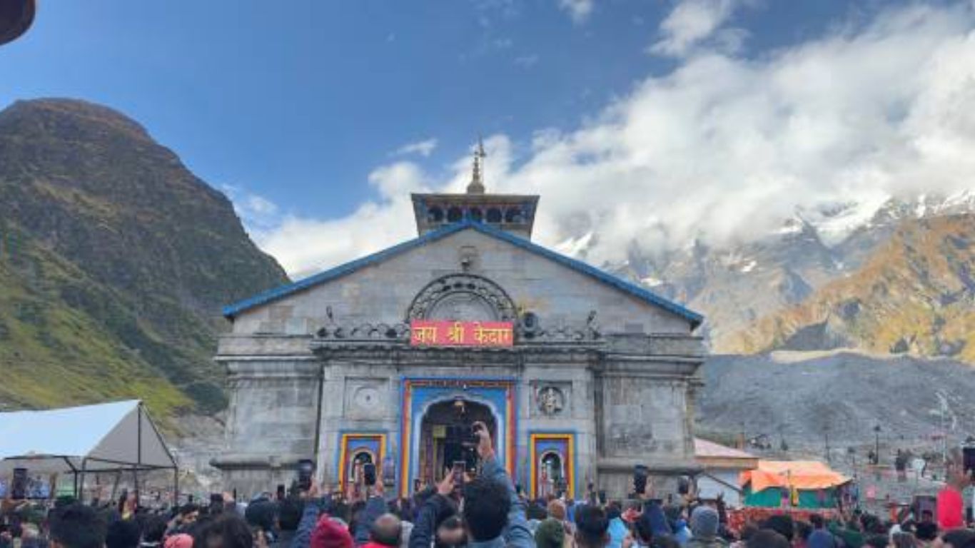 निर्सगाच्या सानिध्यांत जाऊन भक्तीचा आनंद घ्याचा असेल तर 'या' मंदिरांना नक्की द्या भेट