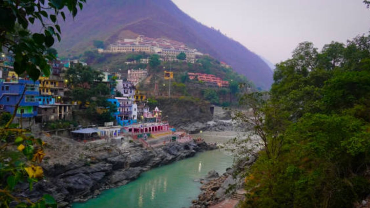 उत्तराखंडातील ऋषिकेश, हरिद्वार, बद्रीनाथ, आणि केदारनाथसारखी ठिकाणं तुम्हाला आध्यात्मिक उन्नतीचा अनुभव देतील. निसर्ग आणि श्रद्धेचा संगम येथे अनुभवता येईल