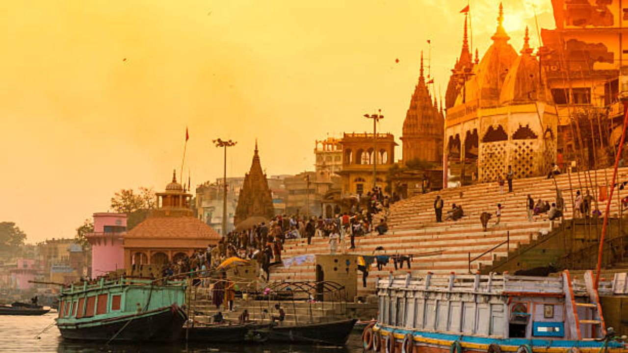 वाराणसी म्हणजे अध्यात्मिक शांतीचं प्रतीक. गंगा आरती, घाटांवरील फिरणे, आणि स्थानिक स्ट्रीट फूडचा आनंद घेण्यासाठी ही जागा सर्वोत्तम आहे