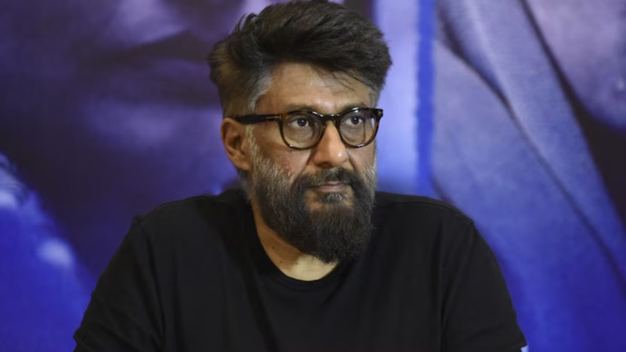 काश्मिरी हिंदूंवर आधारित 'द काश्मीर फाइल्स' चित्रपटाचे दिग्दर्शन विवेक अग्निहोत्री यांनी केले होते. तेव्हा त्यांना Y+ सुरक्षा देण्यात आली होती. सुरक्षेबद्दल दिग्दर्शक म्हणाले होते की, काश्मीरमध्ये हिंदूंचा नरसंहार दाखवण्यासाठी ही किंमत मोजावी लागत आहे.