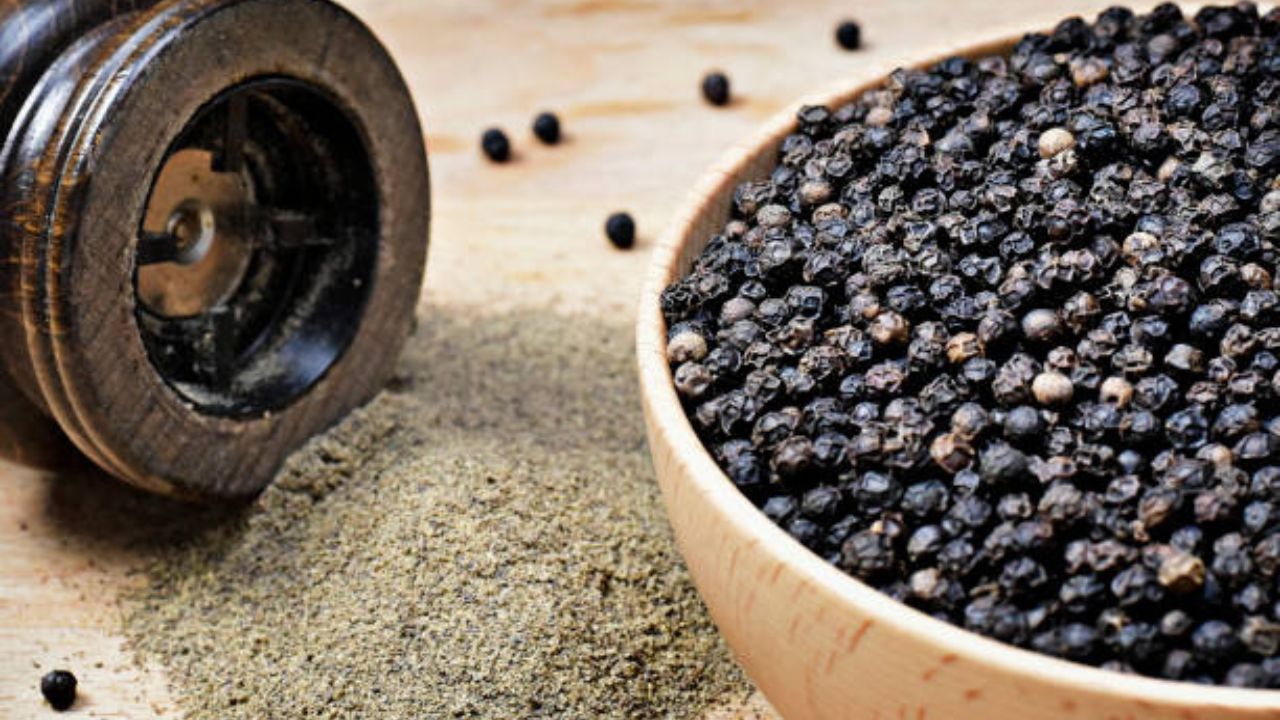 काळी मिरीमध्ये अँटीऑक्सिडंट आणि अँटीबॅक्टेरियल गुणधर्म असतात, जे शरीराला संसर्गापासून वाचवतात. केळीसोबत खाल्ल्यास शरीराची रोगप्रतिकारक शक्ती अनेक पटींनी वाढते. सर्दी किंवा फ्लू टाळण्यासाठी ही रेसिपी विशेषतः उपयुक्त ठरू शकते