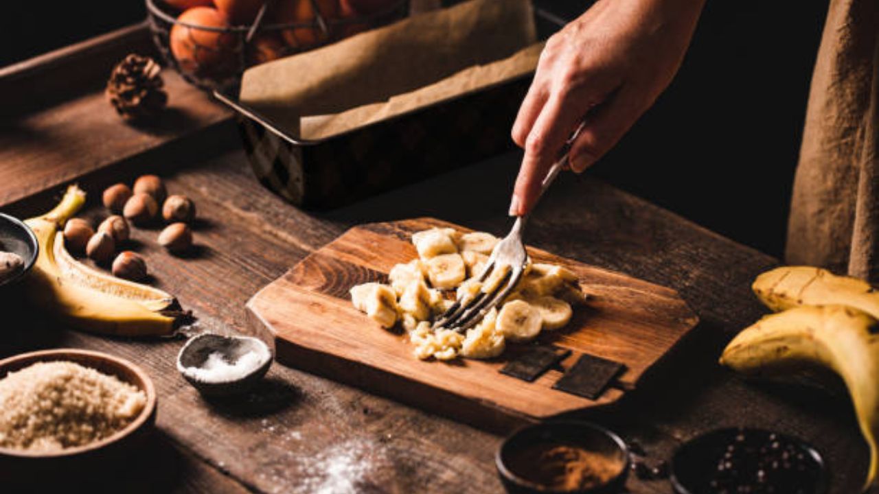 केळ्यामध्ये असलेले जीवनसत्त्वे आणि काळी मिरीमध्ये असलेले अँटीऑक्सिडंट्स त्वचेला आतून पोषण देतात. ही रेसिपी विषारी पदार्थ बाहेर काढण्यास मदत करते, ज्यामुळे त्वचा निरोगी आणि चमकदार राहते