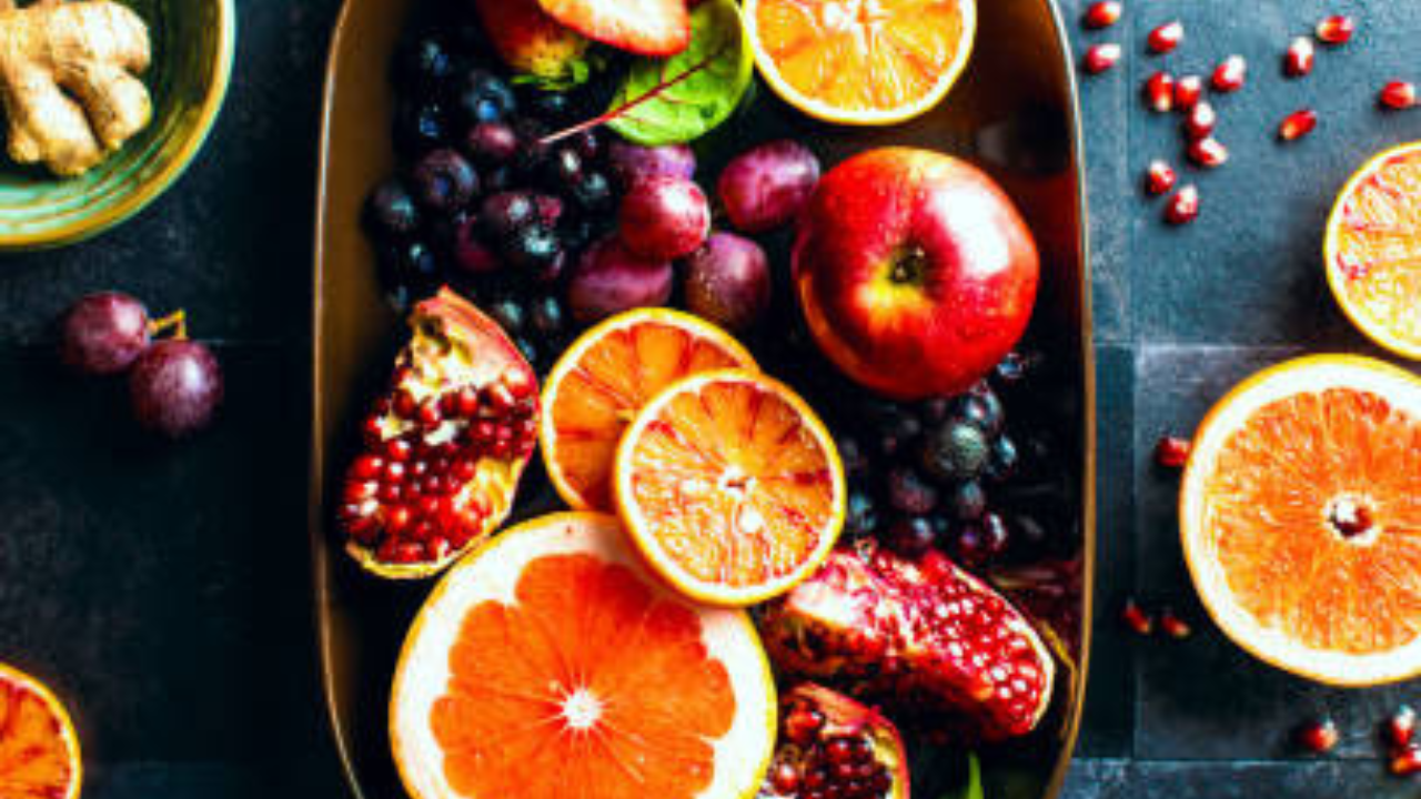 जर तुम्ही पोटाची चरबी कमी करण्याचा प्रयत्न करत असाल तर तुमच्या आहारात अधिक फळे, भाज्या, संपूर्ण धान्य आणि प्रथिने यांचा समावेश करा. या प्रकारचा आहार घेतल्याने तुमच्या शरीराला आवश्यक पोषक तत्वे मिळतील पण चरबी वाढवणारे घटक मिळणार नाहीत. ज्यामुळे तुमच्या पोटाची चरबी वितळू शकते