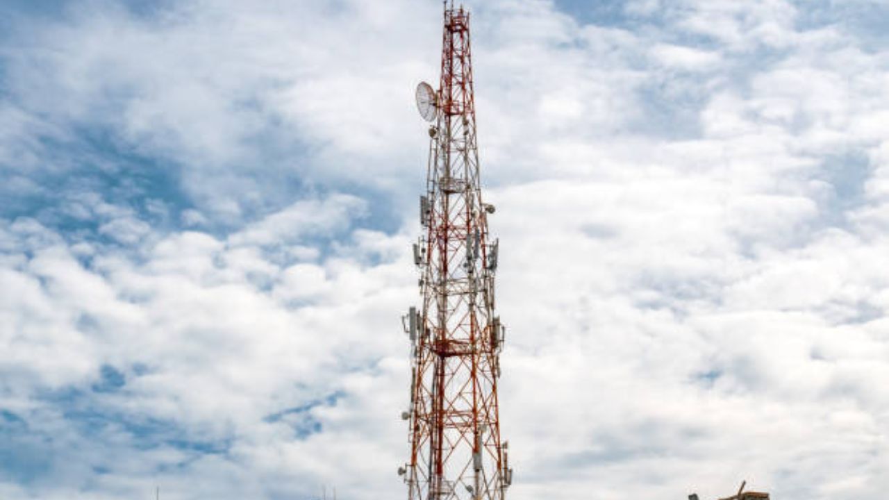 Adjusted Gross Revenue (AGR) किंवा देय AGR मुळे कंपन्यांच्या रोख प्रवाहावर परिणाम झाला आहे. अशा परिस्थितीत, कंपन्यांना त्यांचे नुकसान पुढे नेण्याची परवानगी देण्यात यावी अशी मागणी होत आहे