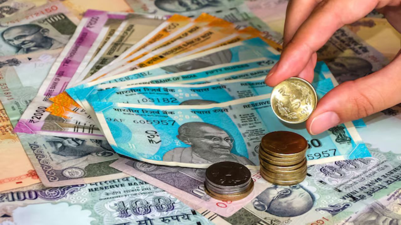 २०२५ च्या अर्थसंकल्पापूर्वी लावल्या जाणाऱ्या अटकळींनुसार, मानक कपातीची मर्यादा ७५ हजार रुपयांवरून १ लाख रुपयांपर्यंत वाढवता येते