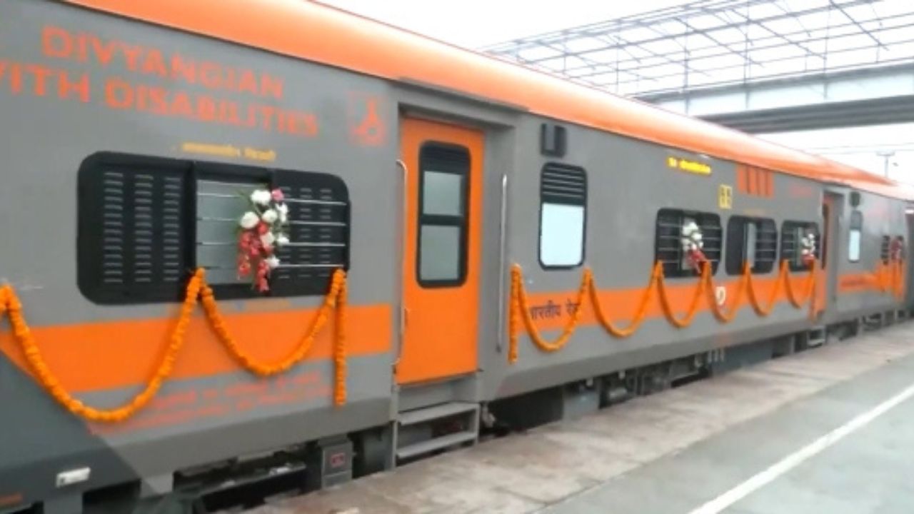 काही माध्यमांच्या वृत्तानुसार, यावेळी अर्थसंकल्पात १० वंदे भारत स्लीपर आणि १०० अमृत भारत एक्सप्रेस गाड्यांची घोषणा केली जाऊ शकते. सरकार रेल्वेकडे विशेष लक्ष देत आहे. म्हणूनच रेल्वेचे वेगाने आधुनिकीकरण केले जात आहे