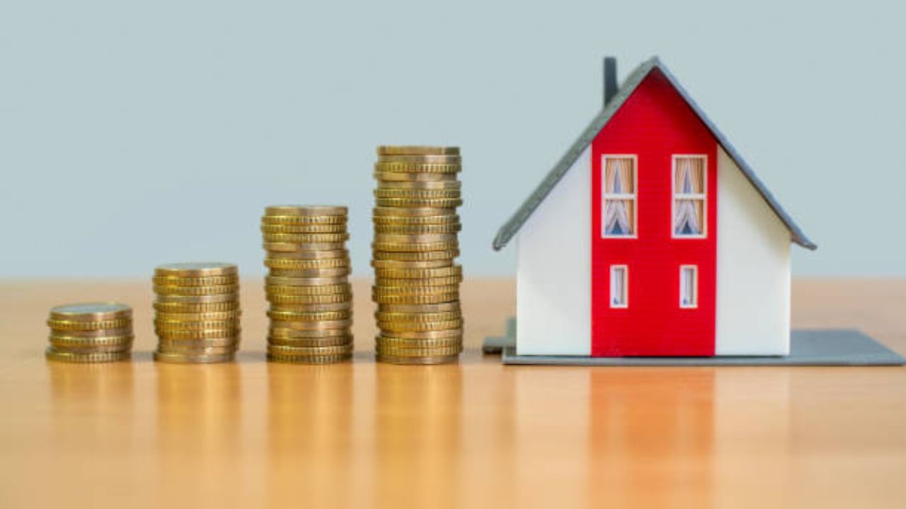 मालमत्ता आणि रिअल इस्टेट बाजारात खूप उत्साह दिसून येत आहे. या क्षेत्राला आशा आहे की अर्थमंत्री त्यांच्या काही दीर्घकालीन मागण्यांची नक्कीच दखल घेतील. तसेच त्यांच्या शिफारशींचा या अर्थसंकल्पात विचार केला जाईल