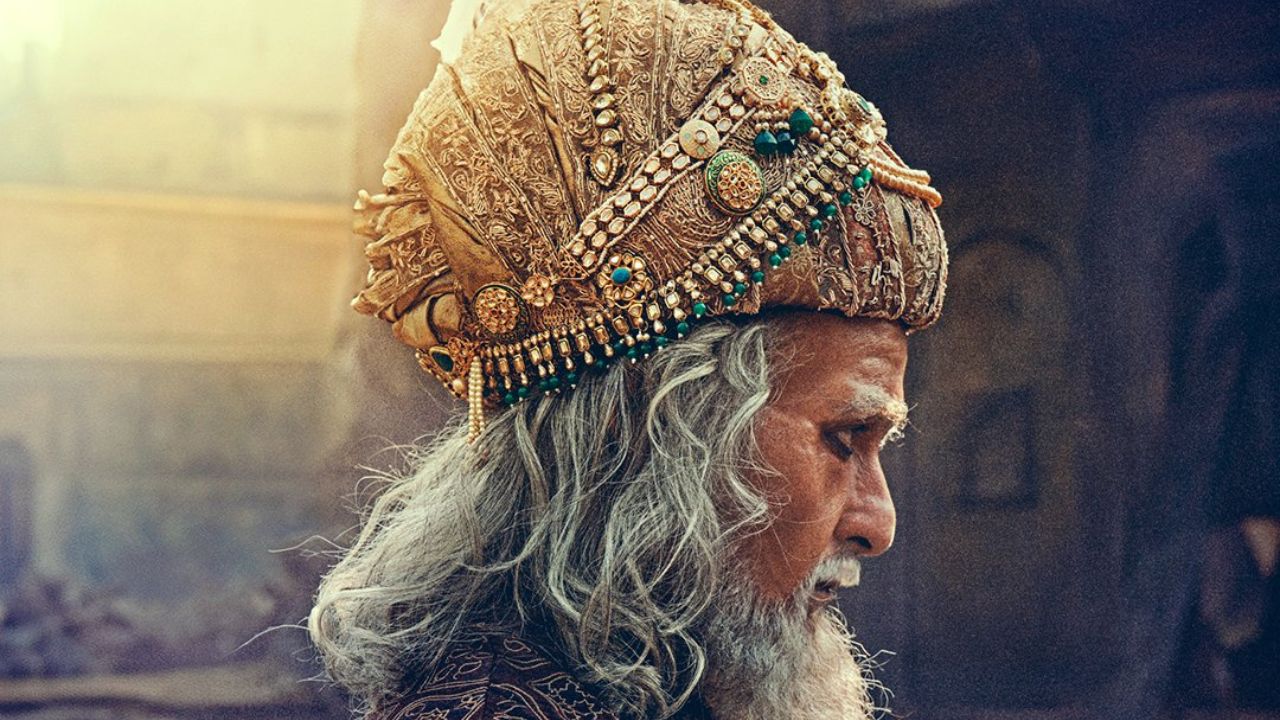 या चित्रपटात अक्षय खन्ना मुघल सम्राट औरंगजेबाची भूमिका साकारत आहे. एका पोस्टरमध्ये त्याने मुकुट घातला आहे, तर दुसऱ्यामध्ये तो मुकुटाशिवाय दिसत आहे, त्याचे मोकळे केस त्याच्या चेहऱ्याच्या अर्ध्या भागावर पसरलेले आहेत. त्याचा खतरनाक लूक स्पष्ट दिसतो आहे. 