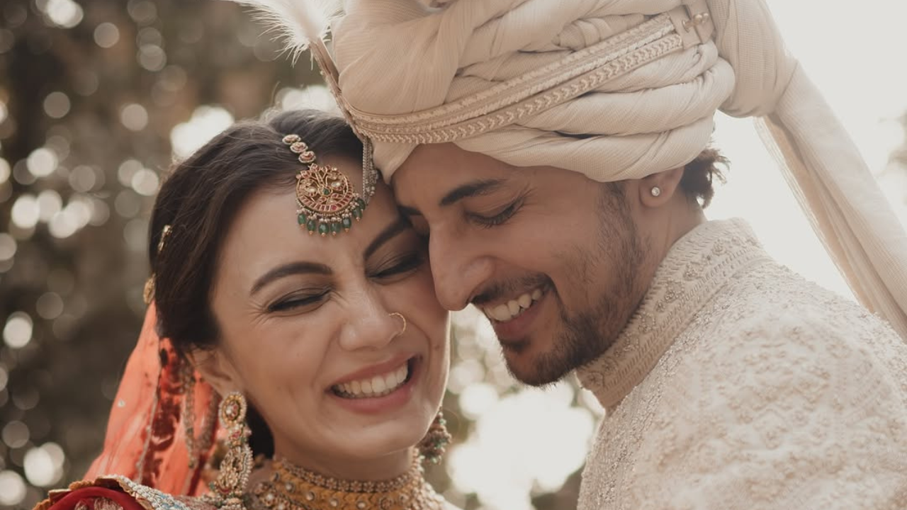आपल्या लग्नात दर्शनने हस्तिदंती शेरवानी घातली होती ज्यामध्ये तो खूप देखणा दिसत होता. दरम्यान, वधू नारंगी लेहेंग्यात खूपच सुंदर दिसत होती. पहिल्यांदाच चाहत्यांना दर्शनच्या जीवनसाथीची झलक मिळाली आहे