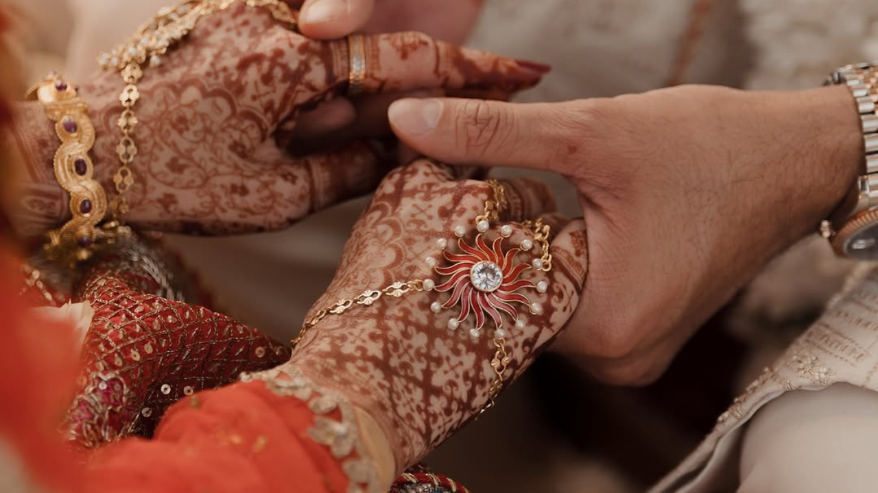 धरल सुरेलिया ही एक आर्किटेक्ट आणि इंटीरियर डिझायनर आहे, जिचा स्वतःचा डिझाईन स्टुडिओ आहे. वृत्तानुसार दोघेही अनेक वर्षांपासून एकमेकांना डेट करत आहेत आणि अखेर लग्नबंधनात अडकले आहेत 