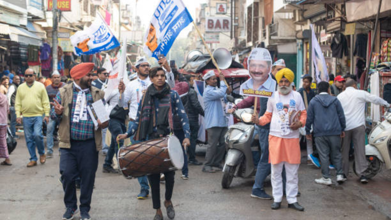 दिल्ली विधानसभेत एकूण ७० जागा आहेत ज्यासाठी ५ फेब्रुवारी रोजी मतदान होणार आहे. सरकार स्थापन करण्यासाठी पक्षाला एकूण ३६ आमदारांची आवश्यकता असेल. सध्या दिल्लीत आम आदमी पक्षाचे सरकार आहे. यावेळी सर्व पक्ष निवडणुका जिंकण्यासाठी सर्वतोपरी प्रयत्न करताना दिसत आहेत