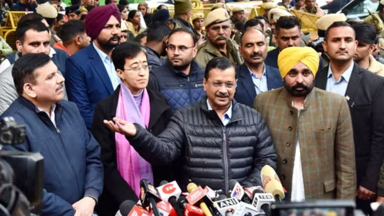 २०२० च्या निवडणुकीत आम आदमी पक्षाने दिल्लीतील बिजवासन जागा जिंकली. यावेळी आप आणि भाजपने जाटबहुल बिजवासन मतदारसंघातून आपले उमेदवार बदलले आहेत. २००८ नंतर ही जागा भाजपने दोनदा आणि आपने दोनदा जिंकली आहे. यावेळी सर्वांच्या नजरा या जागेवर असतील