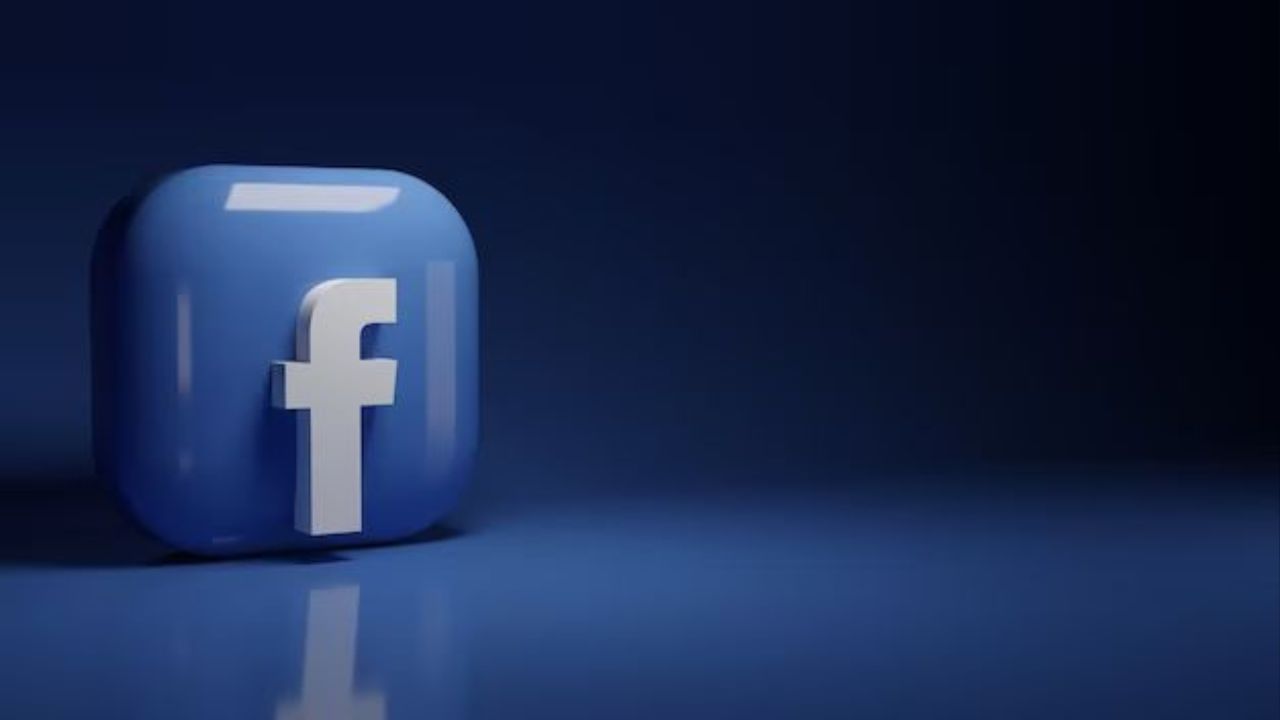 सर्व प्रथम तुमचे फेसबुक अकाऊंट ओपन करा. आता Facebook मधील तुमच्या प्रोफाईल आयकॉनवर क्लिक करा.