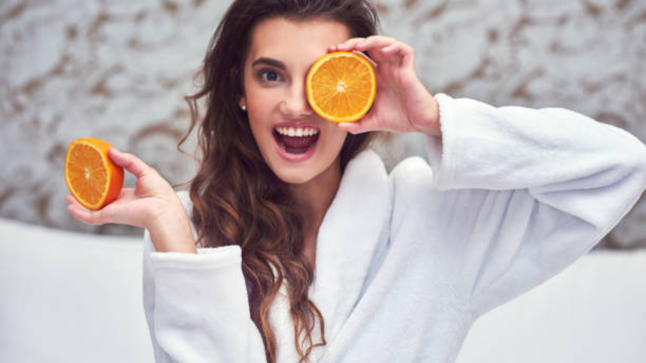 संत्री हे लिंबूवर्गीय फळ सर्वात जास्त आवडते, परंतु ते रिकाम्या पोटी खाल्ल्याने आम्लपित्त आणि पोटात जळजळ होऊ शकते. संत्र्यात असलेले अॅसिड रिकाम्या पोटी आपल्या पचनसंस्थेला हानी पोहोचवू शकते