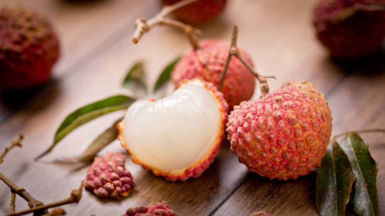 लिचीमध्ये नैसर्गिक साखरेचे प्रमाण जास्त असते, जे रिकाम्या पोटी इंसुलिनच्या पातळीवर परिणाम करू शकते. याचे जास्त प्रमाणात सेवन केल्याने शरीरात अशक्तपणा आणि थकवा येऊ शकतो