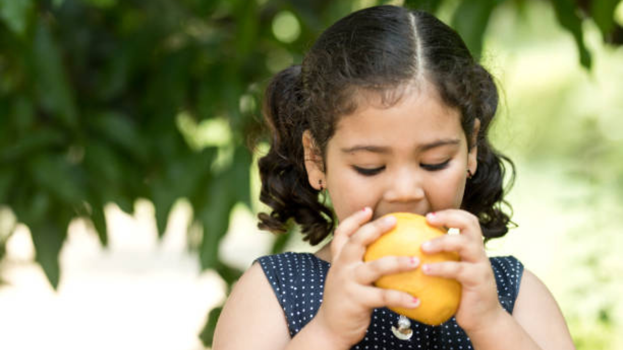 आंब्यामध्ये नैसर्गिक साखरेचे प्रमाण जास्त असते. रिकाम्या पोटी याचे सेवन केल्याने रक्तातील साखरेची पातळी अचानक वाढू शकते. याशिवाय रिकाम्या पोटी आंबा खाल्ल्याने पोटात जडपणा आणि गॅस होऊ शकतो
