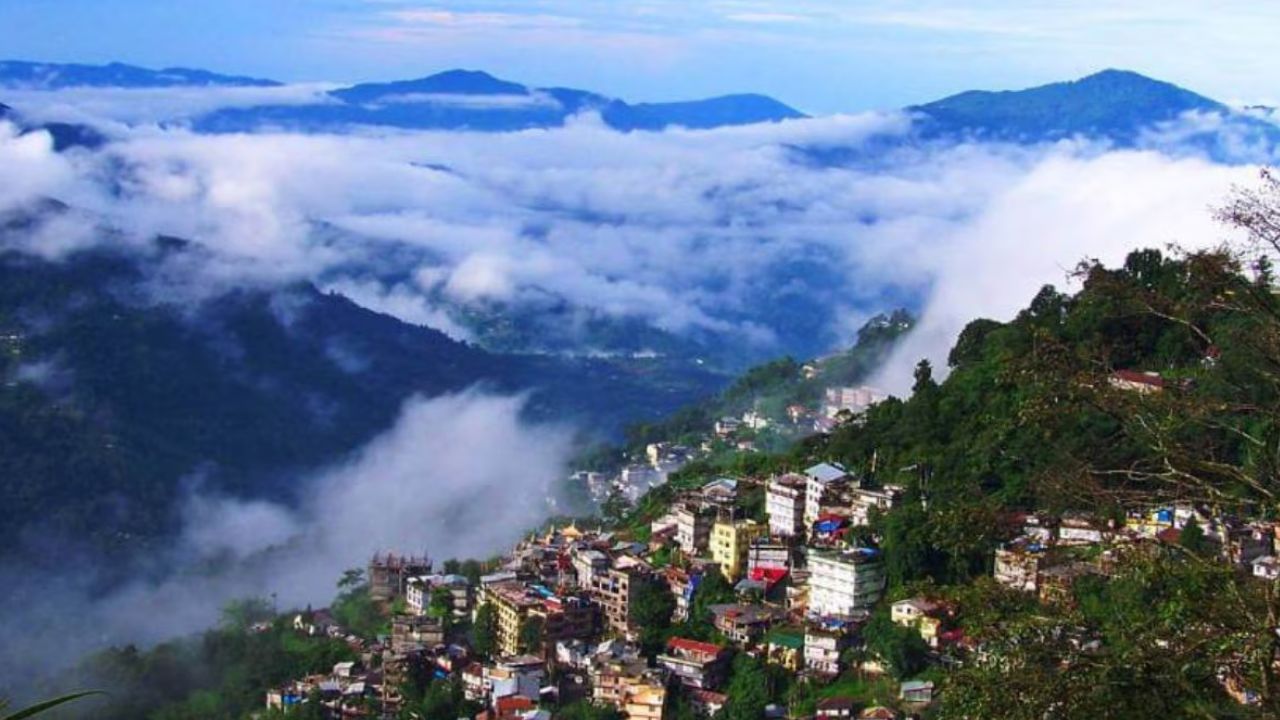 गंगटोक : तुम्हाला जर डोंगर दऱ्य़ांची आवड असेल तर सोलो ट्रीपसाठी गंगटोक हे एक उत्तम ठिकाण आहे. इथला परिसर डोंगर दऱ्यांनी वेढलेला आहे. सिक्किमधलं हे ठिकाण पर्यटकांच्या आवडीचं आहे.