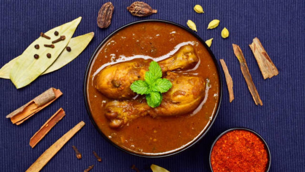 चिकन आणि मटण व्यवस्थित शिजवून खावे