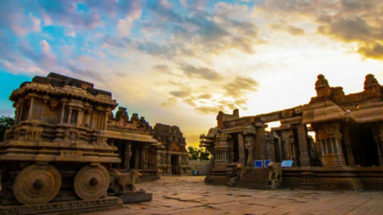 हेमाडपंथी स्थापत्यशैलीतील मंदिरं त्य़ांचा इतिहास, बुद्धकालीन लेण्या पाहण्यासाठी परदेशी पाहुण्यांची कायमच या ठिकाणाला पसंती असते.