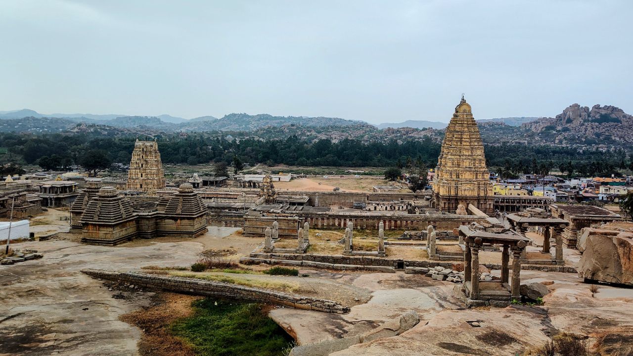 हंपी: जर तुम्हाला शिल्पकला, प्राचीन मंदिरं पाहायला आवडत असतील तर तुम्ही एकदा तरी हंपी भेट द्यायला पाहिजे.