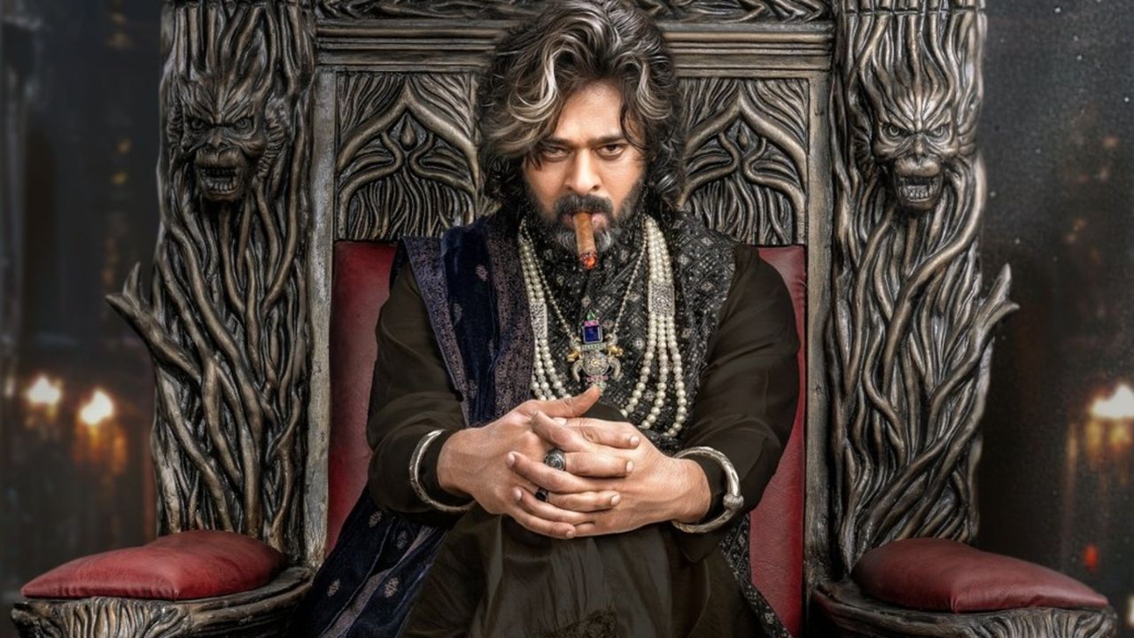राजा साब - साऊथचा सुपरस्टार प्रभासही यावर्षी एक हॉरर कॉमेडी चित्रपट घेऊन प्रेक्षकांचे मनोरंजन करण्यासाठी येत आहे. चित्रपटातून प्रभासचे अनेक लूक्सही समोर आले आहेत. हा चित्रपट 10 एप्रिल रोजी थिएटरमध्ये दाखल होणार आहे.