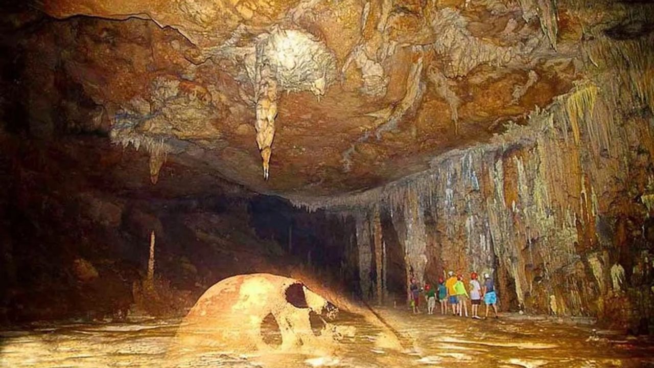 मध्य अमेरिकेत वसलेल्या बेलीजमध्ये एक गुहा आहे जी पृथ्वीवर 5 किलोमीटर पसरलेली आहे. या गुहेत मानवी सांगाडे सापडले आहेत. 1989 मध्ये ऍक्टुन टुनिचिल मुकनल गुहेचा शोध लागला. पुरातत्वशास्त्रज्ञांना येथे चार वर्षांच्या मुलांचे सांगाडेही सापडले आहेत. ही गुहा माया संस्कृतीच्या काळात बळी देण्याचे स्थान असावे 
