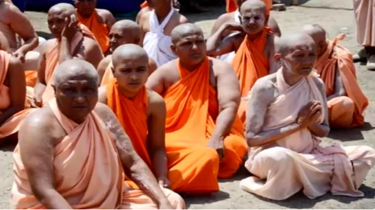 महिला नागा साधूंचे जीवन फार आव्हानात्मक असते. नागा साधू बनल्यानंतर त्यांना माता म्हटले जाते.माई बडामध्ये महिला नागा साधूंचा समावेश आहे, ज्याला आता दशनाम संन्यासिनी आखाडा म्हणतात. नागा हे ऋषी आणि संतांमध्ये एक उपाधी आहे. साधूंमध्ये वैष्णव, शैव आणि उदासी पंथ आहेत. या तिन्ही पंथांचे आखाडे नागा साधू निर्माण करतात