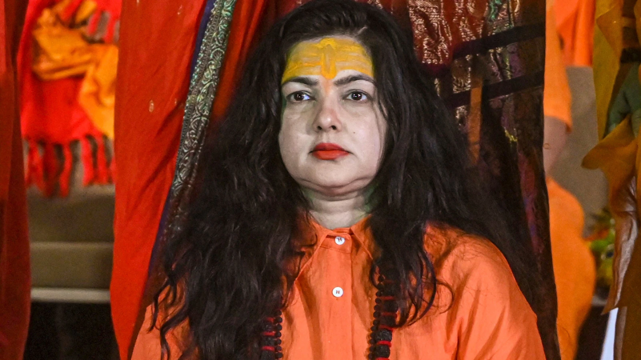 आता तिला यमाई ममता नंद गिरी या नावाने ओळखले जाईल. ममताने केवळ हिंदीच नाही तर तमिळ, बंगाली आणि मराठी चित्रपटांमध्येही चमकदार अभिनय केला आहे

