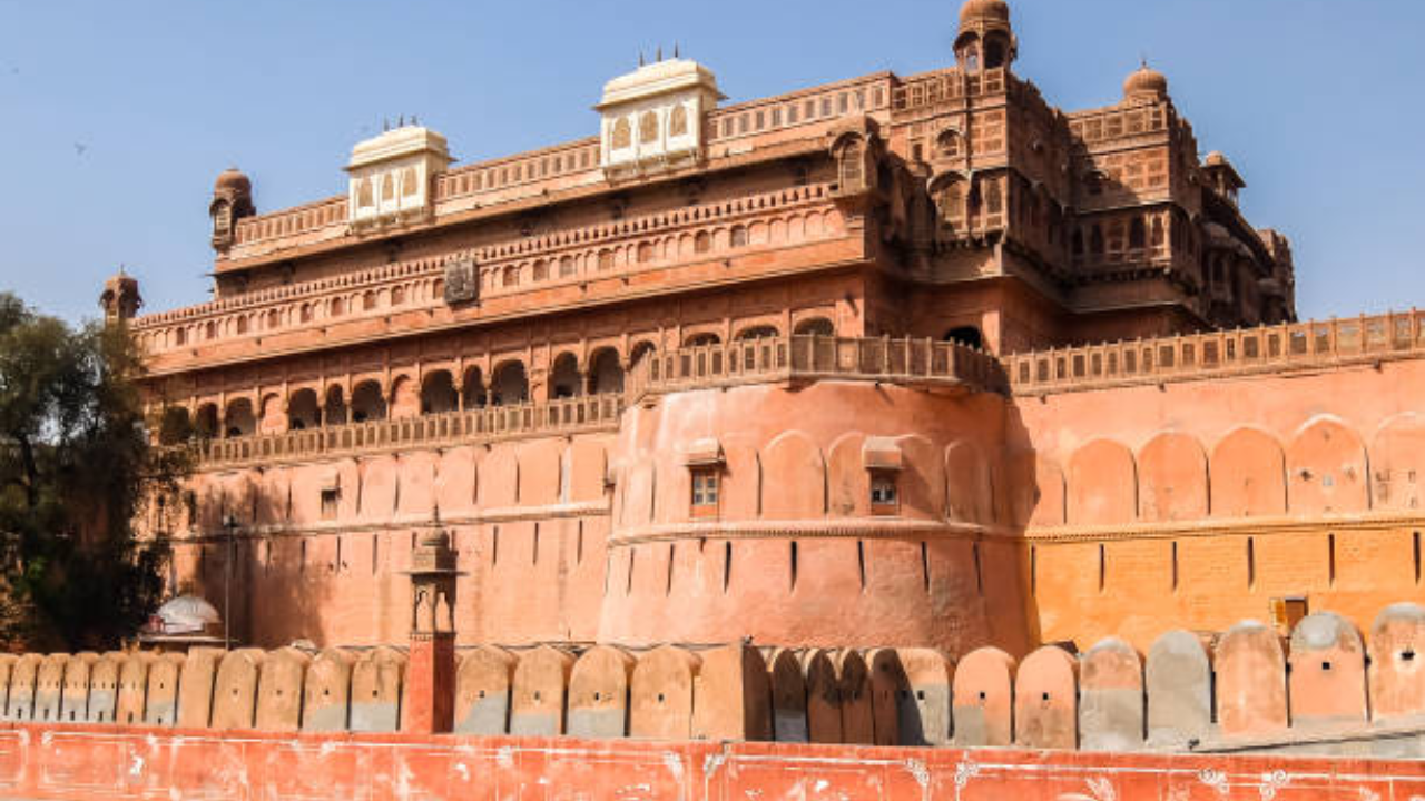 या किल्ल्याचा पाया अकबराच्या काळात 1645 मध्ये महाराजा रायसिंग यांनी घातला होता. संपूर्ण किल्ल्याभोवती खोल खंदक आहे. किल्ला बांधण्यासाठी लाल दगडाचा वापर करण्यात आला आहे. राजधानी सुरक्षित करण्यासाठी महाराजांनी हा किल्ला बांधला होता. हा किल्ला बांधताना अशा तंत्रज्ञानाचा वापर करण्यात आला आहे की उन्हाळ्यातही तो थंड राहतो 
