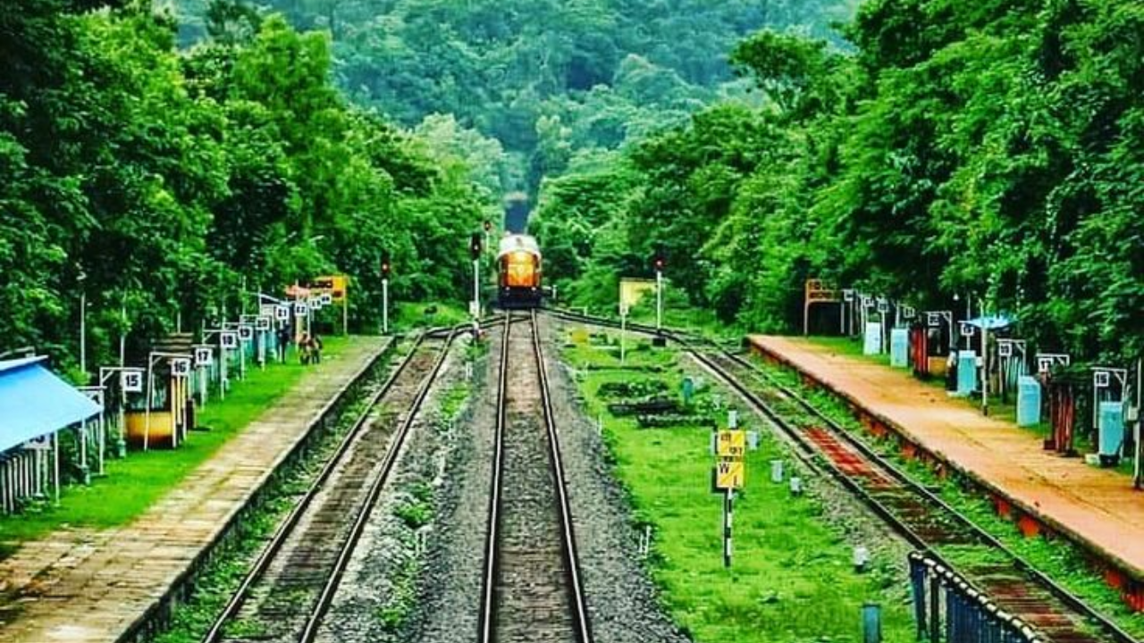 हे अनोखे रेल्वे स्टेशन पश्चिम बंगालच्या बर्दवान शहरापासून 35 किलोमीटर अंतरावर आहे. त्याचे नाव न देण्यामागचे कारण म्हणजे रैना आणि रायनगर गावांमधील प्रादेशिक वाद. 
