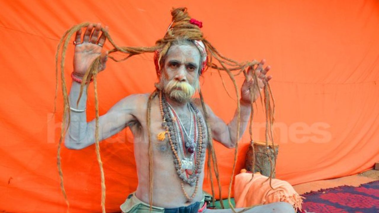 नागा साधू आपल्या केसांना वाळू आणि राख लावतात. तर नागा साधू आपले केस कापू शकतात की नाही या प्रश्नाचे उत्तर 'नाही' असे आहे. नागा साधूंना लांब जटा ठेवाव्या लागतात आणि त्या कापता येत नाहीत 
