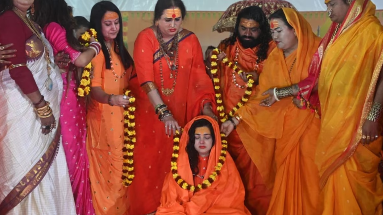 प्रसिद्ध बॉलिवूड अभिनेत्री ममता कुलकर्णीने आपल्या फिल्मी करिअरमध्ये खूप नाव आणि प्रसिद्धी मिळवली. अनेक वर्षे चित्रपटात काम केल्यानंतर ती आता निवृत्त होऊन साध्वी झाली आहे. नुकतेच महाकुंभात संगम स्नान आणि पिंड दान करून त्यांनी किन्नर आखाड्याचे महामंडलेश्वर ही पदवी संपादन केली. 

